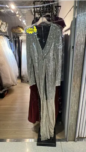 銀色亮片深 V 禮服